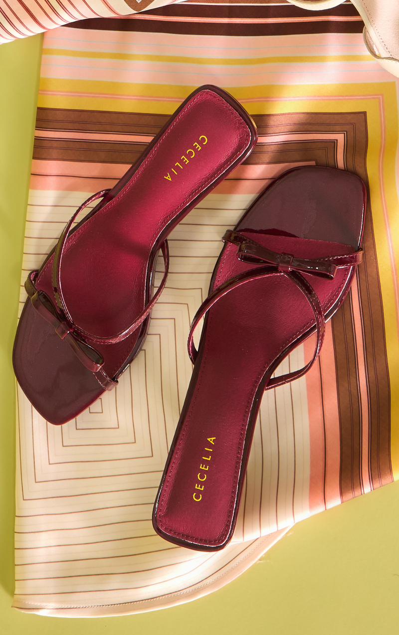 Low heel red, burgundy wine sandal with ktiten heel and small bow in leather